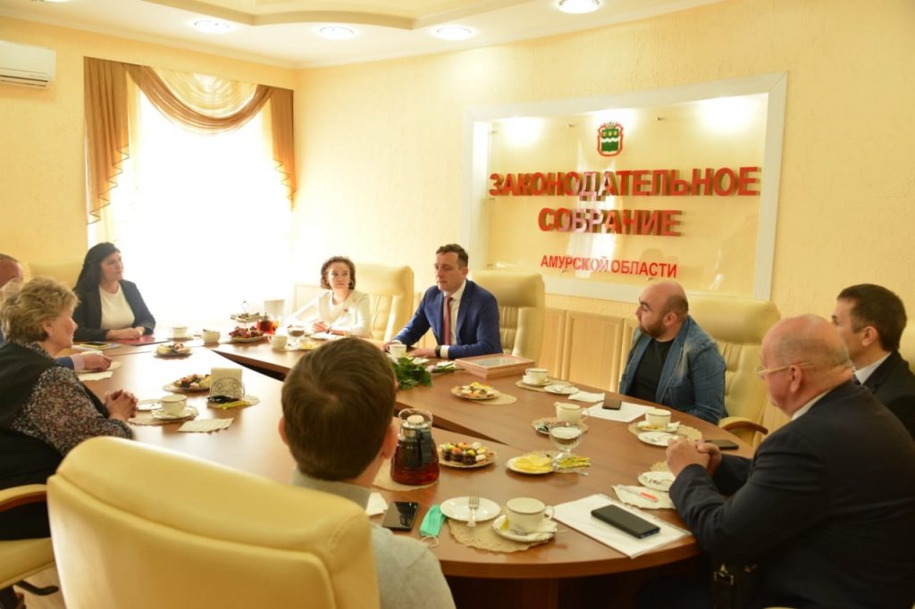 Председатель Законодательного Собрания Вячеслав Логинов провел встречу с членами Общественной палаты Амурской области