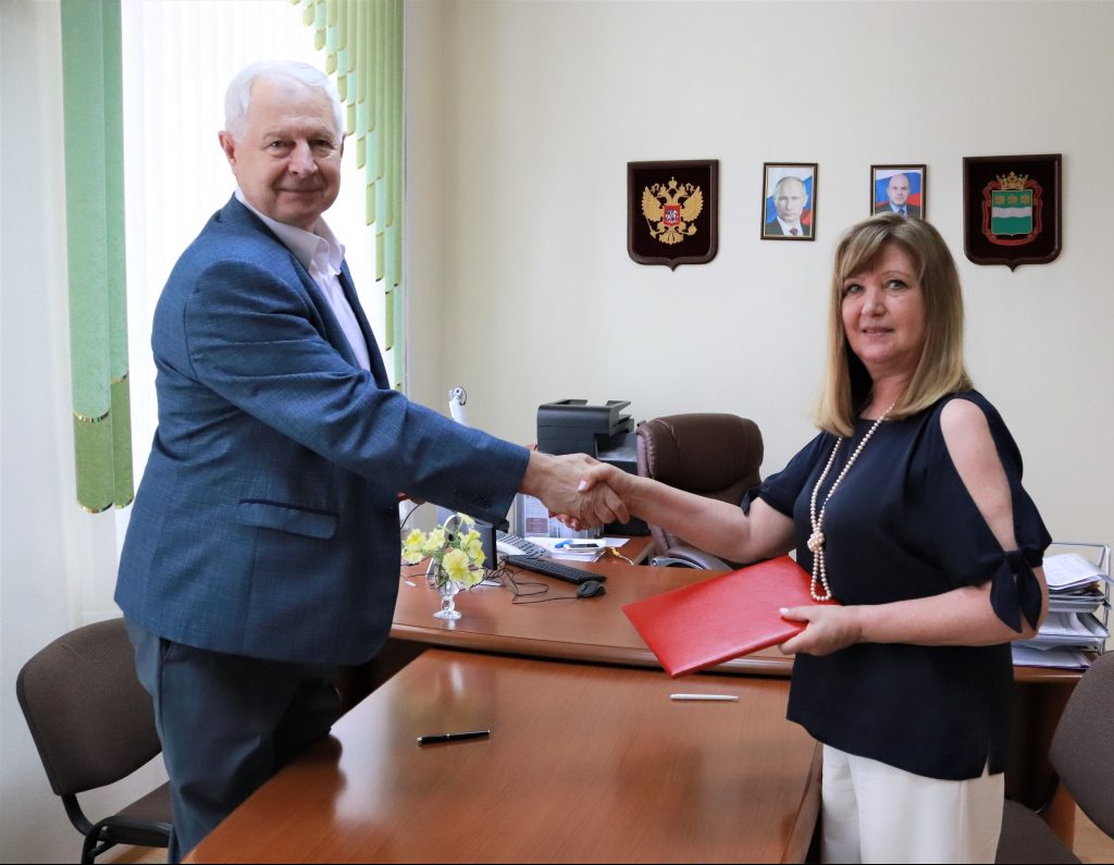 Подписано соглашение о взаимодействии между Амурским областным институтом развития образования и Общественной палатой Амурской области