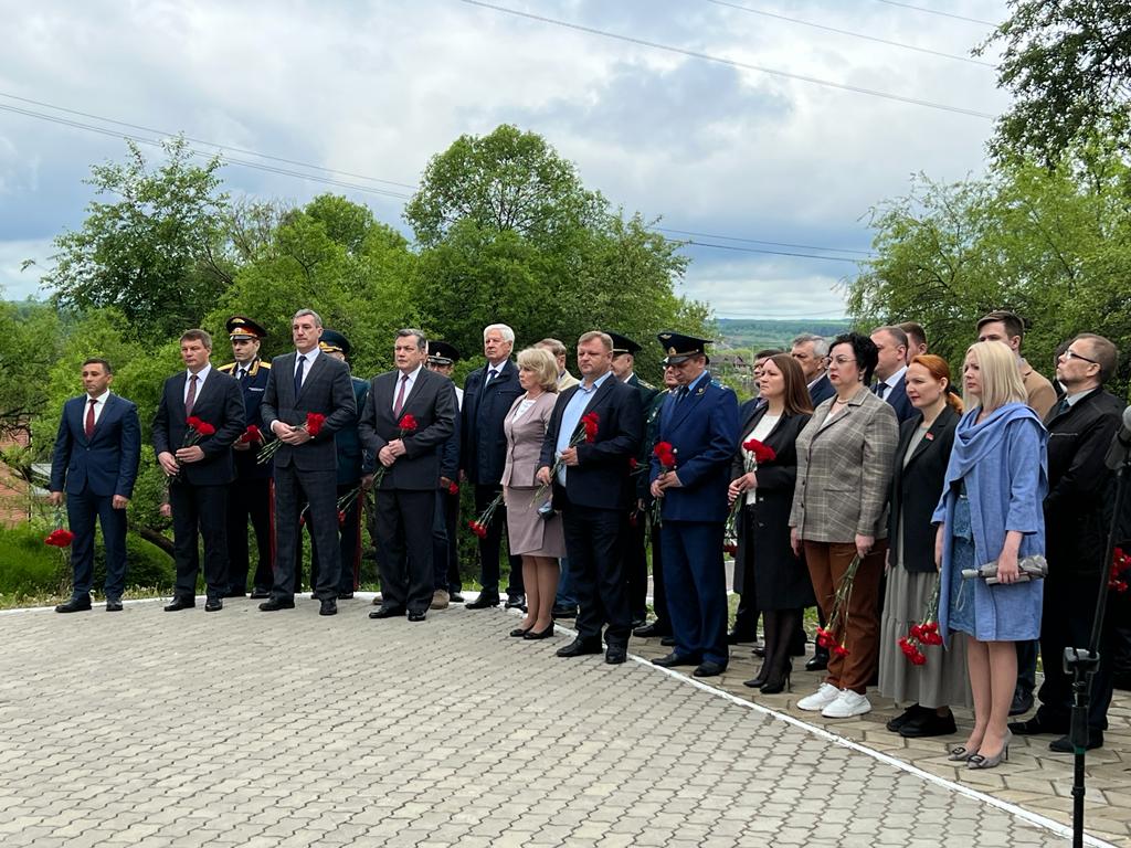 В честь 166-летия Благовещенска прошло возложение цветов к памятнику казакам-первопоселенцам