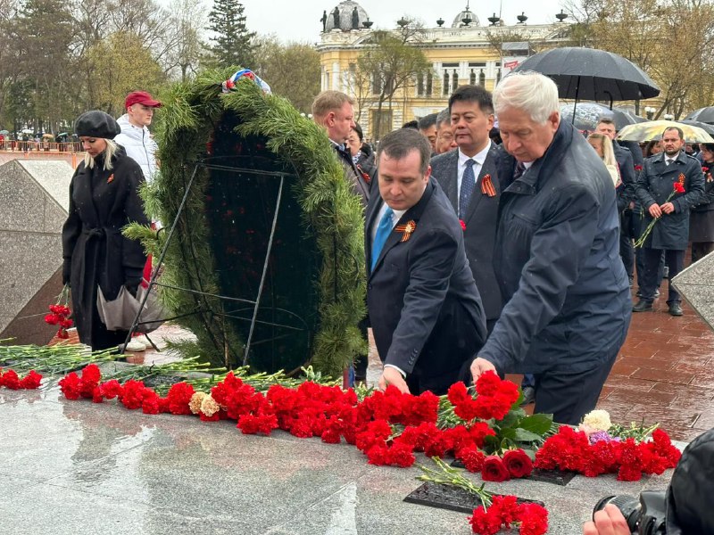 В Благовещенске прошла торжественная церемония возложения цветов к памятнику воинам-амурцам