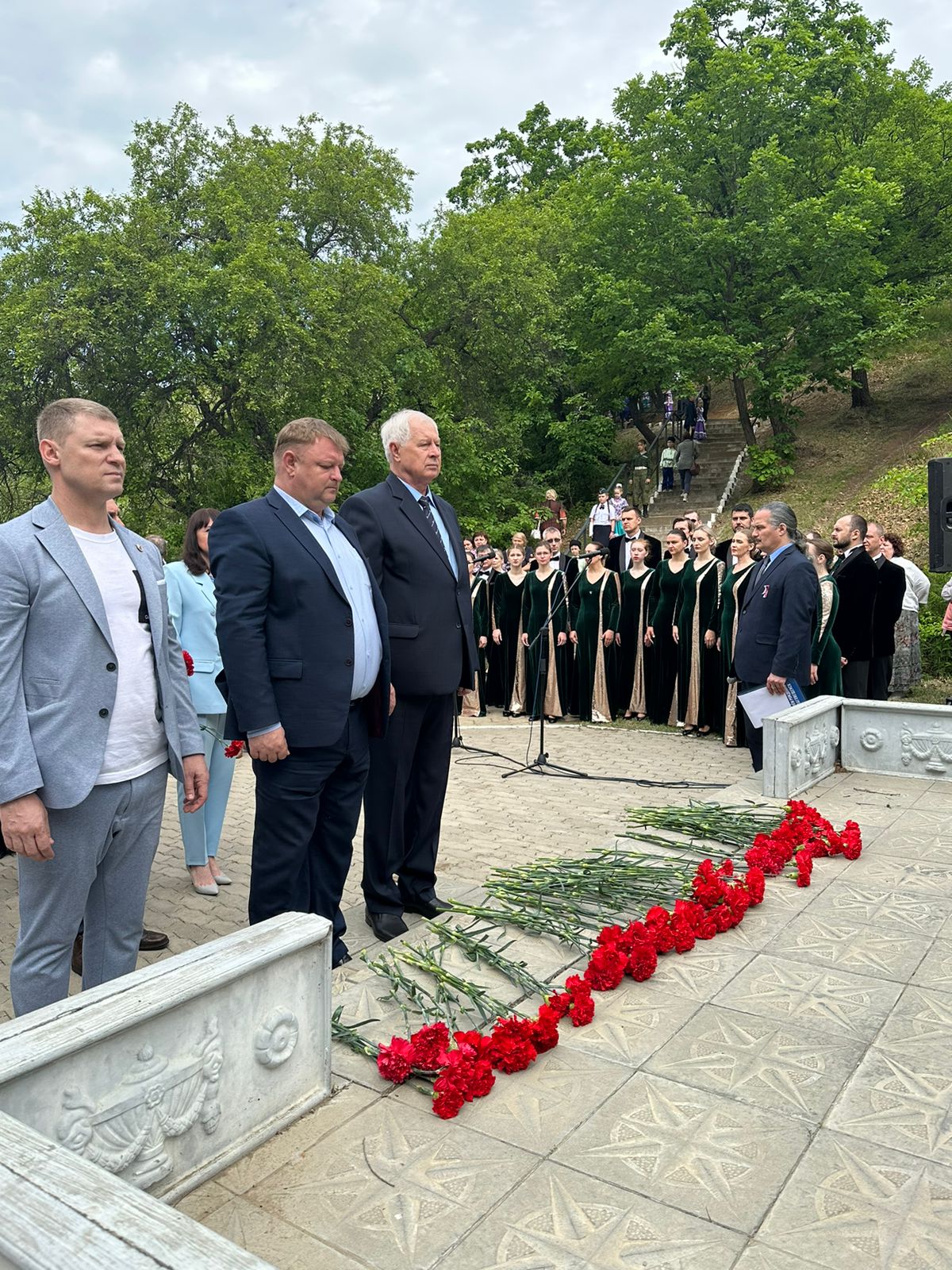 В честь 167-летия Благовещенска прошло возложение цветов к памятнику казакам-первопоселенцам