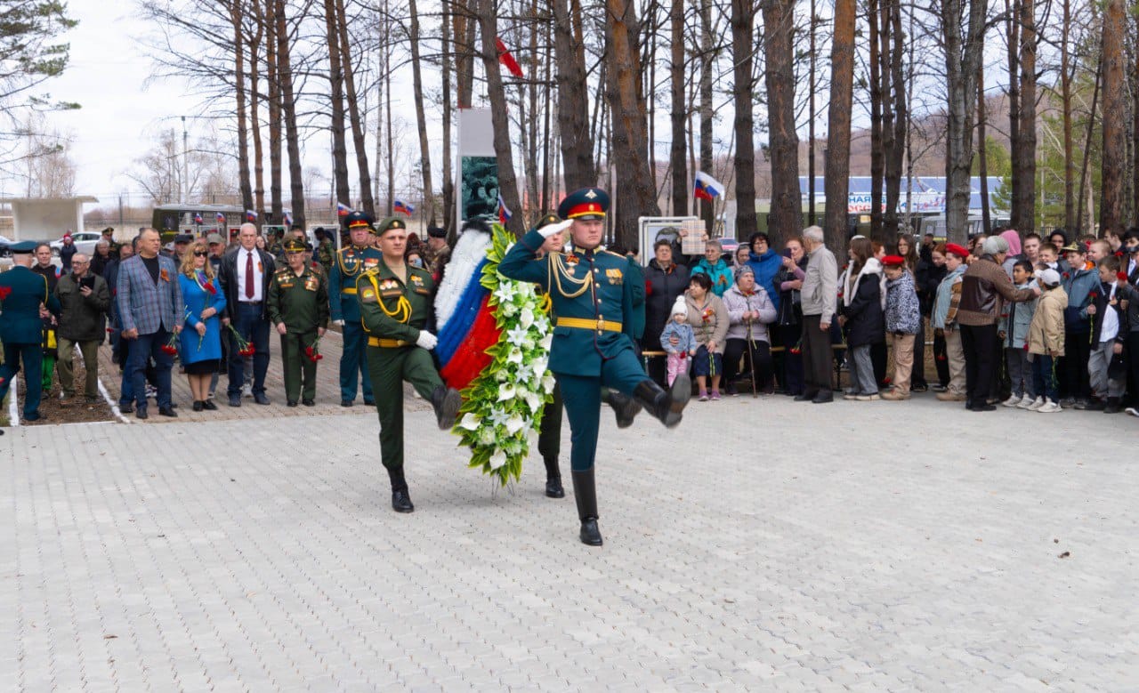 Торжественный церемониал возложения цветов и венков к памятнику танку ИС-3